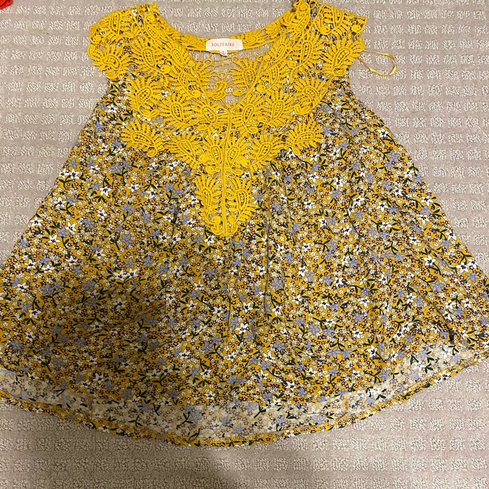 Size small yellow top